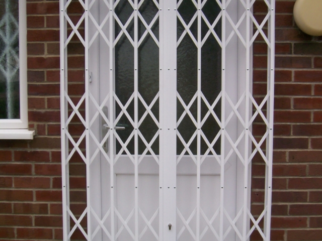 Security grilles face fixed for entrance door