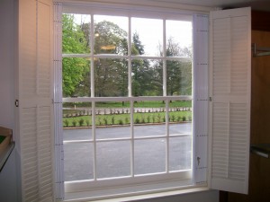 COLLAPSIBLE WINDOW SHUTTERS