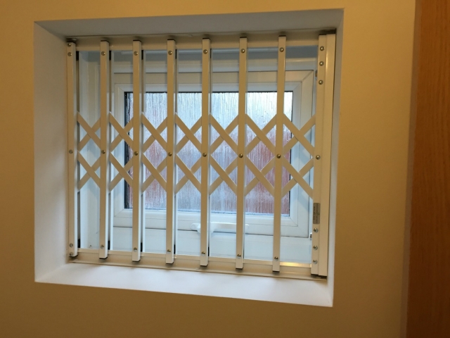 Expanding security grilles made-to-measure