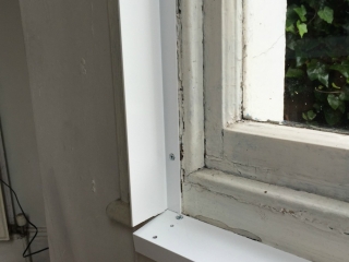 Discrete fitting of face fix window grilles Discrete fitting of face fix window grilles