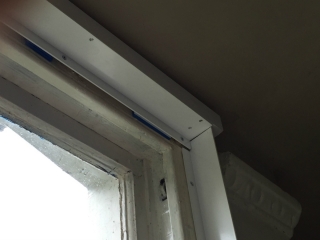 Fitting of face fixed window grilles Fitting of face fixed window grilles