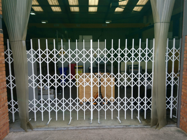 Expanding safety gate